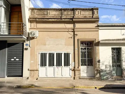 CASA EN VENTA EN EL CENTRO DE PERGAMINO CON PATIO