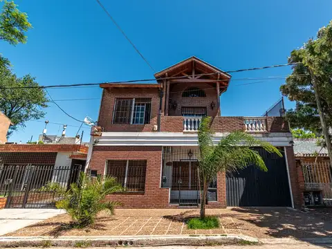 VENTA CASA 4 AMB. JARDIN, PILETA, QUINCHO- MORON