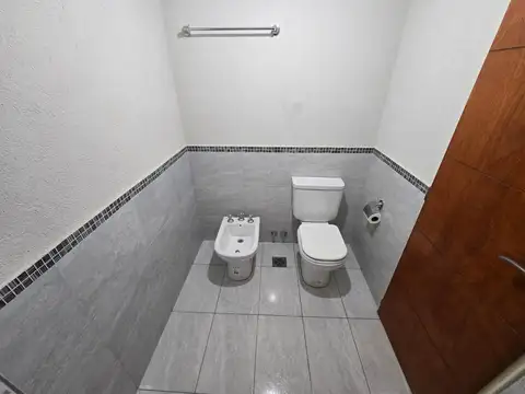 Tres ambientes con balcón y cochera