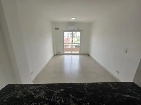 Tres ambientes con balcón y cochera