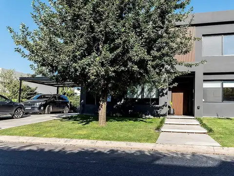 Venta casa 5 dormit en suite con pileta, cocheras y depen en Ayres Plaza Pilar, GBA norte