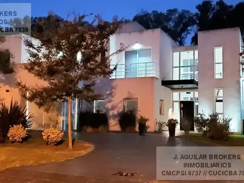 Casa en Venta con 2 cocheras