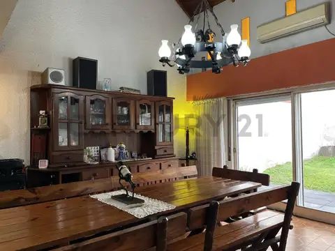 VENTA DE CASA 4 AMBIENTES 3 BAÑOS, VILLA SARMIENTO. APTO CREDITO