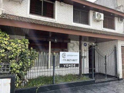 VENTA DE CASA 4 AMBIENTES 3 BAÑOS, VILLA SARMIENTO. APTO CREDITO