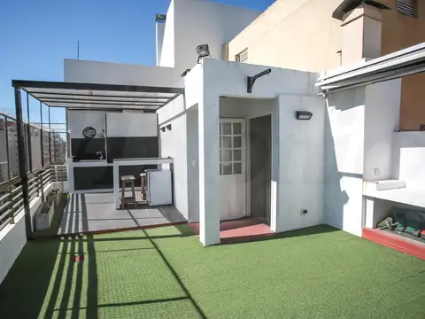 Piso de 3 ambientes con excelente Luminosidad y con Terraza propia en el 7° piso con parrilla