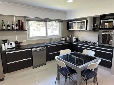 Casa en Venta con 4 cocheras