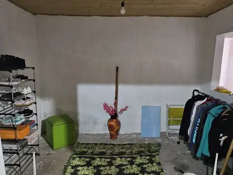 Casa de tres dormitorios, un baño completo, cocina comedor, amplio terreno: laprida 868