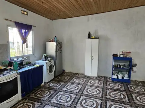 Casa de tres dormitorios, un baño completo, cocina comedor, amplio terreno: Laprida 868