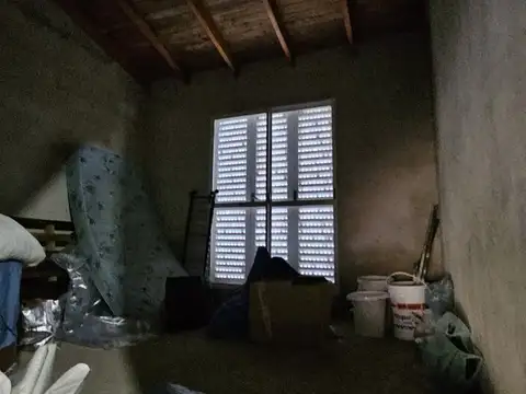 Casa de tres dormitorios, un baño completo, cocina comedor, amplio terreno: Laprida 868
