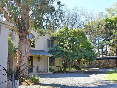 Casa 10 ambientes con 4 baños