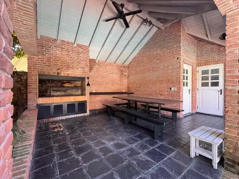 Casa 10 ambientes con 5 baños