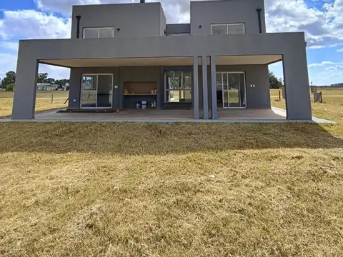 Casa 5 ambientes con 3 baños