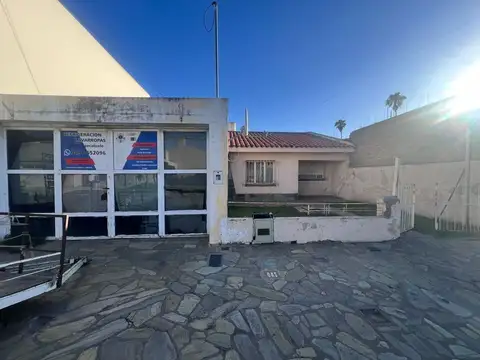 VENTA CASA de 3 dormitorios con local comercial.-