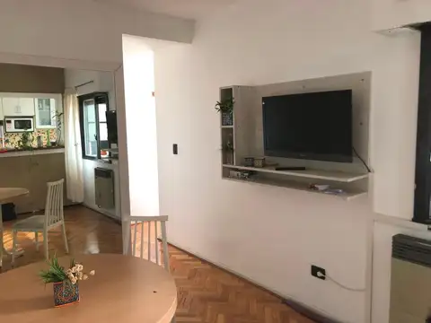 Departamento con ambientes luminosos y aireados. Excelente 