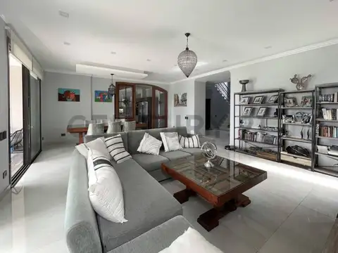 Casa a la laguna en Los Lagos Nordelta