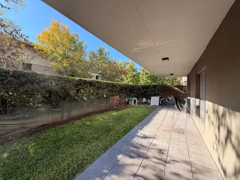 Departamento en  Bosque Alto 3 ambientes con gran orientacion y jardin
