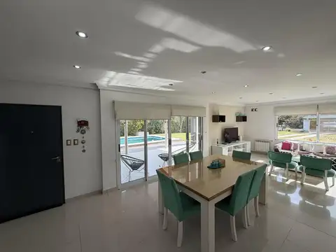 VENTA CASA 4 AMBIENTES LA CELIA