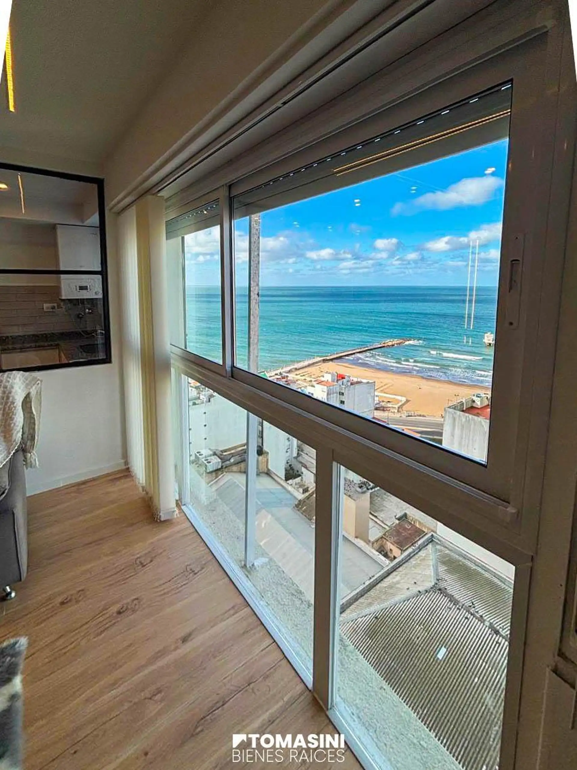 Departamento de 3 ambientes a la calle con balcón y vista al mar