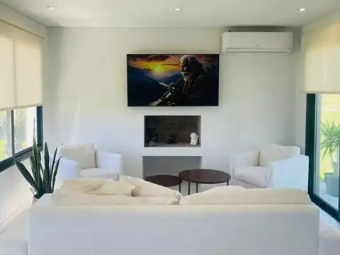 Casa en Venta con 3 cocheras