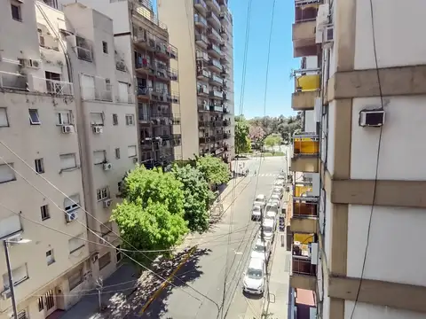 A REFACCIONAR 3 ambientes, 8° piso frente con balcon, todo externo, apto profesional a 50 mts de Pza Italia