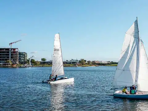 Av De Los Lagos