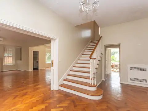 Casa 8 ambientes con 5 baños