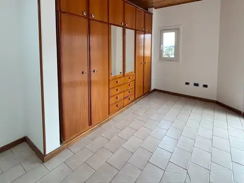 Departamento 8 ambientes con 2 baños