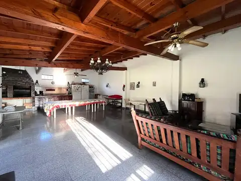 Venta Casa 5 amb con parque y pileta en Muñiz