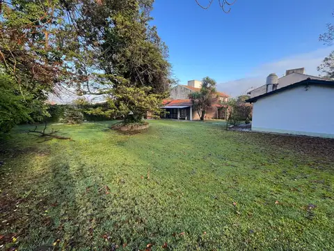 Venta Casa 5 amb con parque y pileta en Muñiz