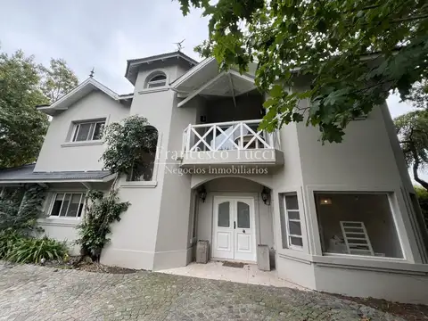 Casa en alquiler 5 ambientes con pileta Campos De Álvarez