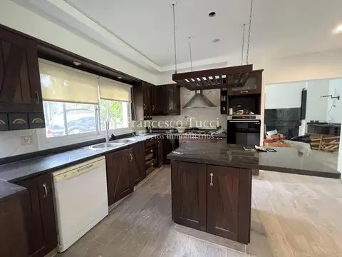 Casa en Alquiler con 2 cocheras