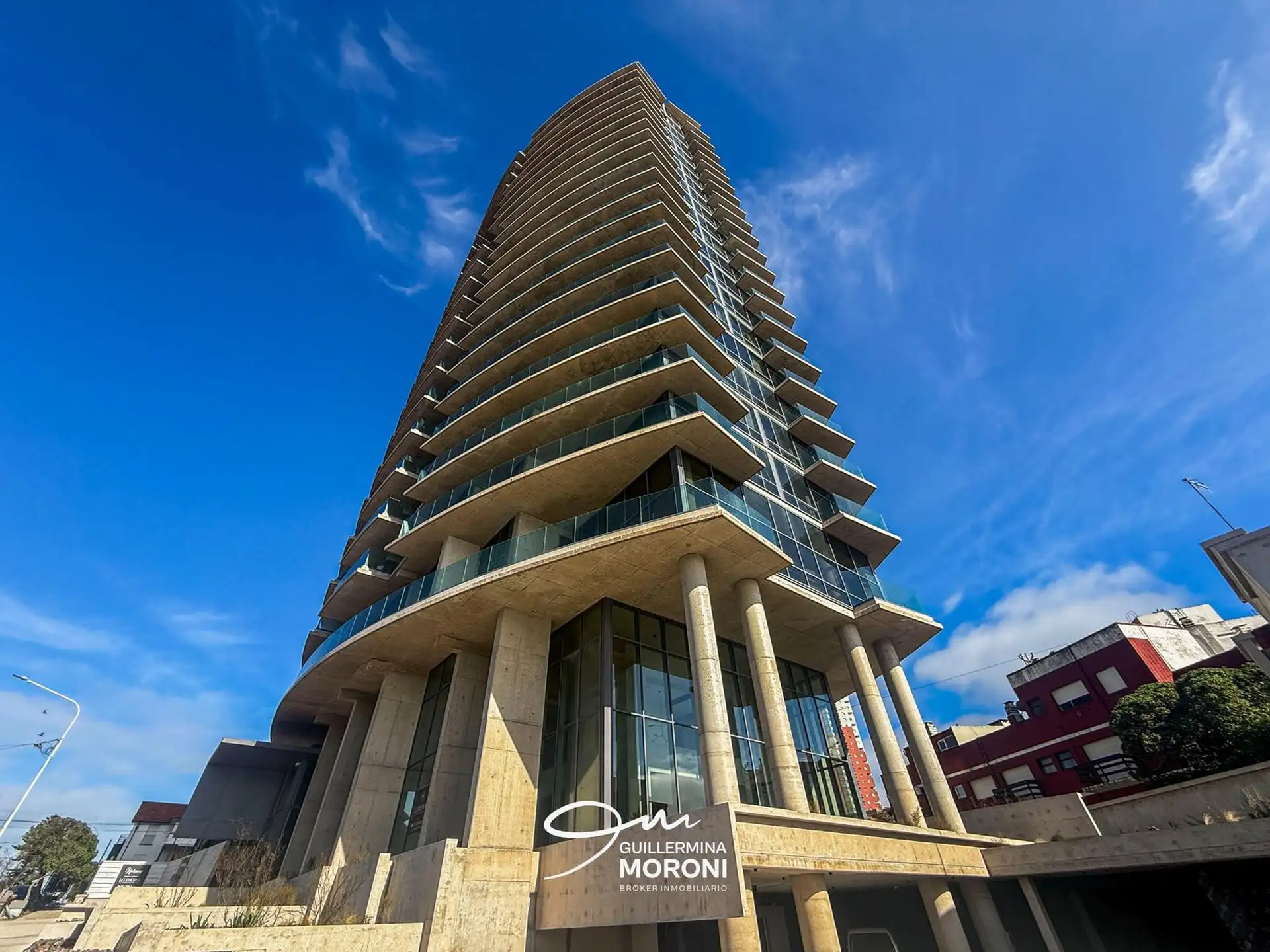 Departamento de tres ambientes con balcón, vista al mar y cochera, Unkanny Tower, Varese