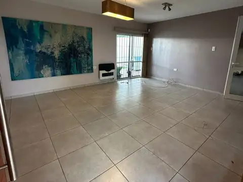 Casa 6 ambientes con 2 baños