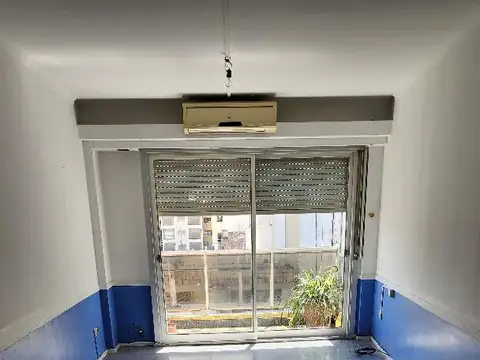 2 ambientes al frente con balcón y lavadero