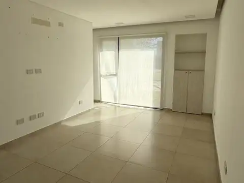 Casa en Alquiler con 4 cocheras