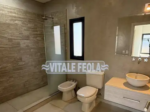 ALQUILER CASA 6 AMB EN TERRAVISTA CON 3 DORMS, ESCRITORIO, PLAYROOM, LOTE CENTRAL