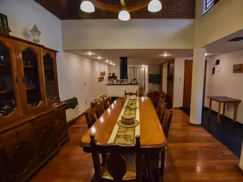 Casa 7 ambientes con 2 baños