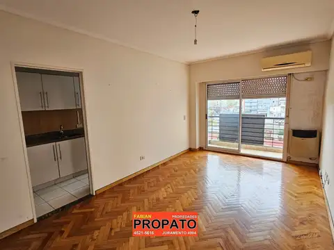 Departamento de 2 ambientes al contra-frente con balcón, cocina separada, muy luminoso!!