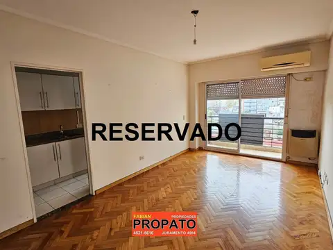 Departamento de 2 ambientes al contra-frente con balcón, cocina separada, muy luminoso 