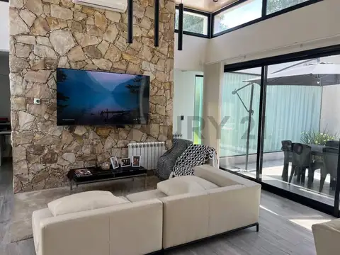 Casa en Venta con 4 cocheras