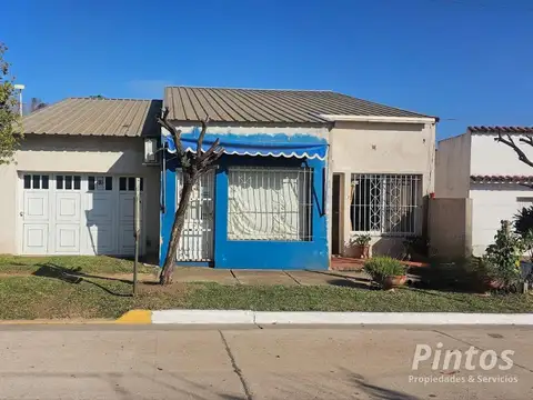 Casa con local situada sobre Centenario, punto comercial. Sobre Asfalto. SAN JOSE.