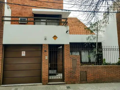 Casa de 2 plantas con Cochera y Pileta
