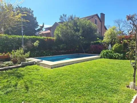 Casa en Venta con 2 cocheras