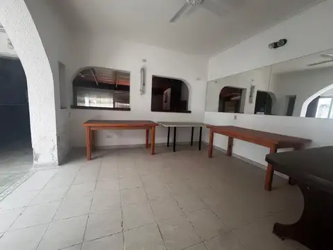 Casa 7 ambientes con 2 baños