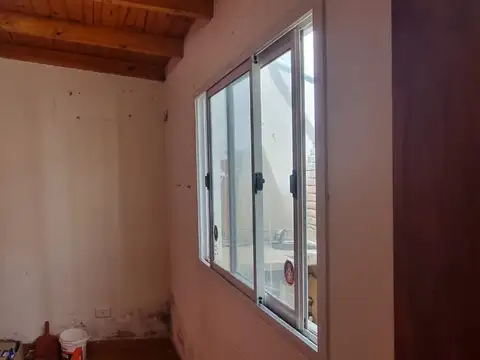 EN VENTA EN CASEROS PH AL FONDO DE 3 AMB. CON PATIO Y PARRILLA PROPIA. F:  9693