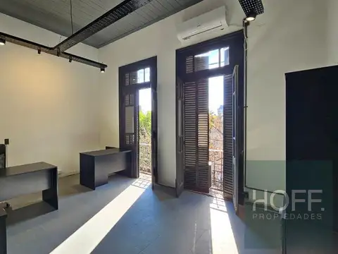 Oficina en alquiler con muebles y aire acondicionado instalado