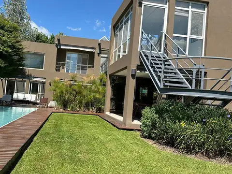 Casa 5 ambientes con 6 baños