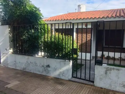 Casa en  venta en zona de Av. Blas Parera 7100