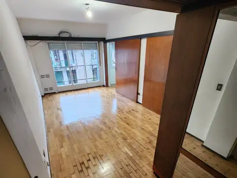 GRAN DEPARTAMENTO 3 AMB. CON DEPENDENCIA - AL FRENTE - BALCON - LAVADERO