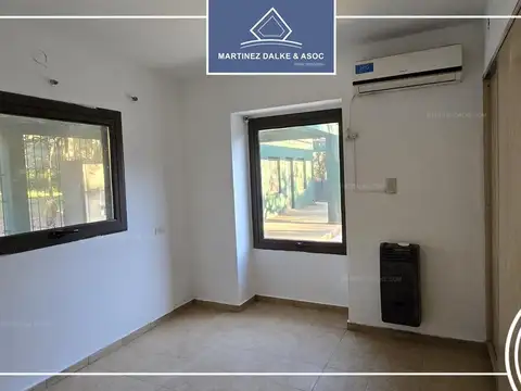 Casa en Alquiler con 3 cocheras